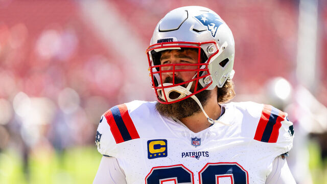 SANTA CLARA, CA - SEPTEMBER 29: New England Patriots center David Andrews (60) waits for teammates on the field before the NFL game between the New England Patriots and the San Francisco 49ers on September 29, 2024 at Levi's Stadium in Santa Clara, CA.