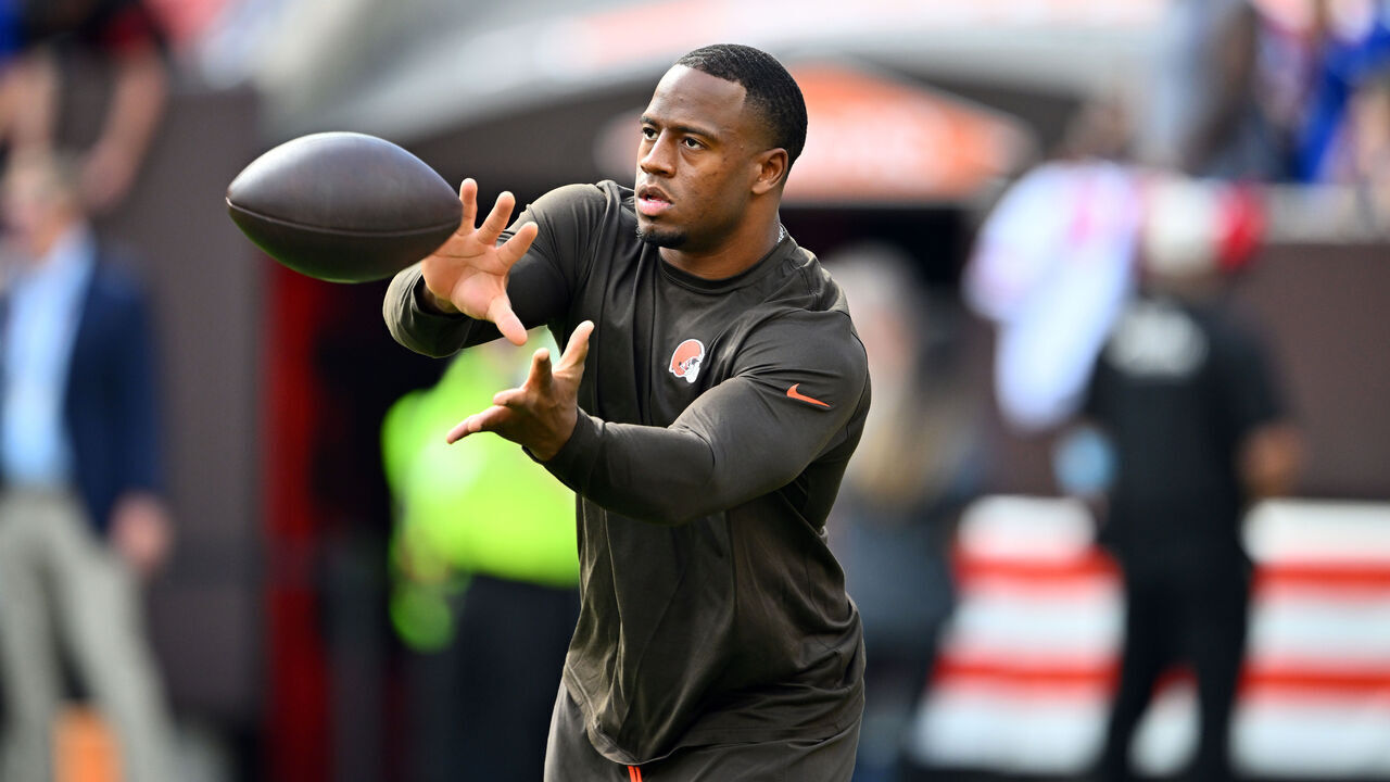 CLEVELAND, OHIO - SEPTEMBER 22: Nick Chubb #24 of the Cleveland Browns warms up prior to a game against the New York Giants at Cleveland Browns Stadium on September 22, 2024 in Cleveland, Ohio.