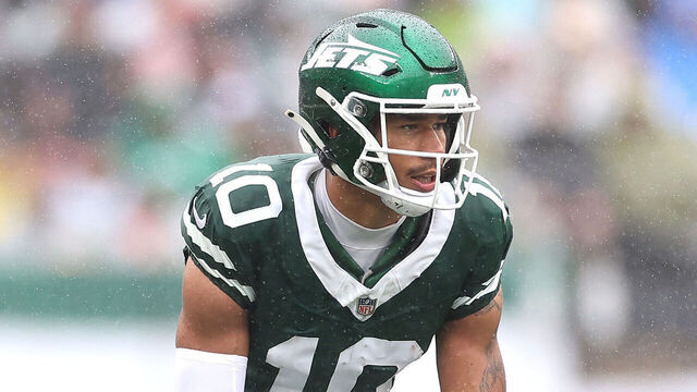 EAST RUTHERFORD, NEW JERSEY - SEPTEMBER 29: Allen Lazard #10 of the New York Jets in action against the Denver Broncos at MetLife Stadium on September 29, 2024 in East Rutherford, New Jersey.