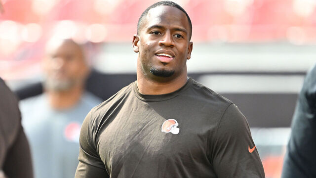 CLEVELAND, OHIO - SEPTEMBER 22: Nick Chubb #24 of the Cleveland Browns warms up prior to a game against the New York Giants at Cleveland Browns Stadium on September 22, 2024 in Cleveland, Ohio.