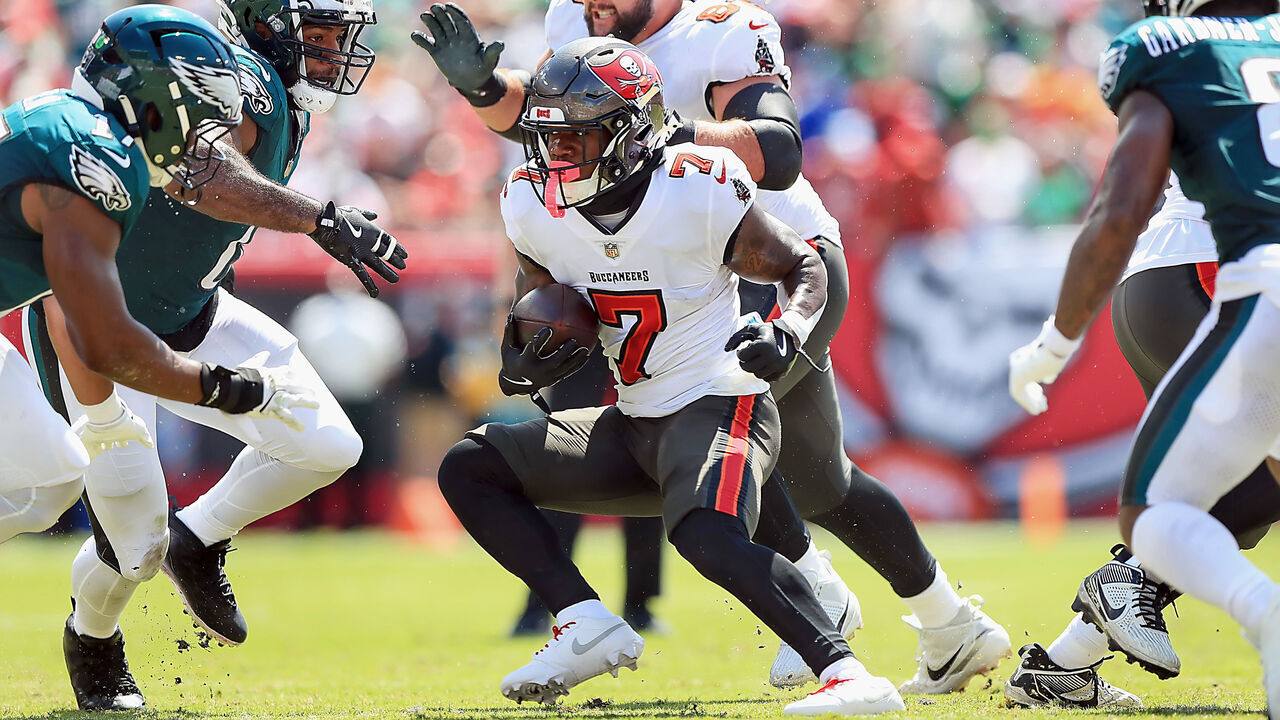 TAMPA, FL - SEPTEMBER 29: Tampa Bay Buccaneers Running Back Bucky Irving (7) carries the ball during the game between the Philadelphia Eagles and the Tampa Bay Buccaneers on September 29, 2024 at Raymond James Stadium in Tampa, Florida.