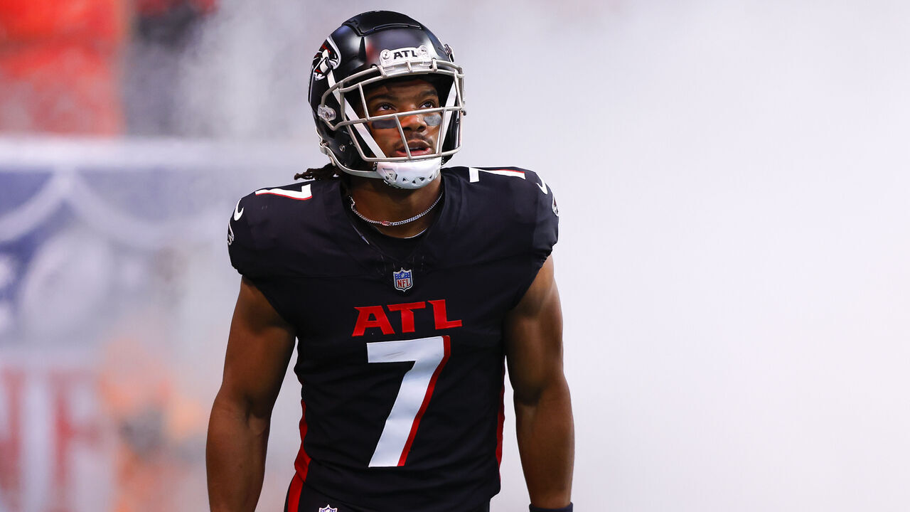 ATLANTA, GEORGIA - SEPTEMBER 8: Bijan Robinson #7 of the Atlanta Falcons is introduced prior to the game against the Pittsburgh Steelers at Mercedes-Benz Stadium on September 8, 2024 in Atlanta, Georgia.