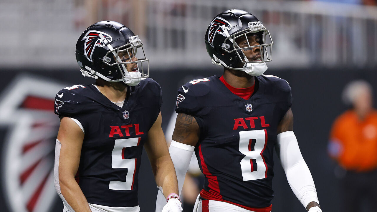 ATLANTA, GEORGIA - SEPTEMBER 22: Drake London #5 and Kyle Pitts #8 of the Atlanta Falcons return to the huddle during the second quarter against the Kansas City Chiefs at Mercedes-Benz Stadium on September 22, 2024 in Atlanta, Georgia.