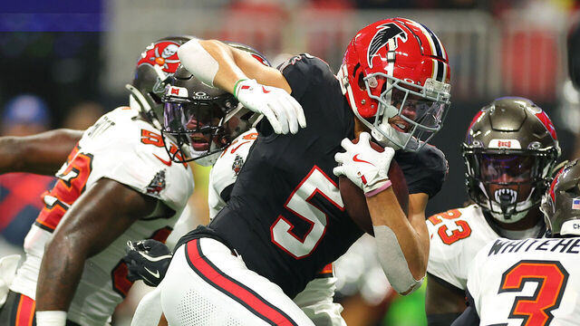 ATLANTA, GEORGIA - OCTOBER 03: Drake London #5 of the Atlanta Falcons runs with the ball after a catch to score an 18 yard touchdown against the Tampa Bay Buccaneers during the first quarter at Mercedes-Benz Stadium on October 03, 2024 in Atlanta, Georgia.