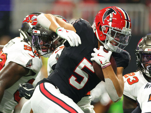 ATLANTA, GEORGIA - OCTOBER 03: Drake London #5 of the Atlanta Falcons runs with the ball after a catch to score an 18 yard touchdown against the Tampa Bay Buccaneers during the first quarter at Mercedes-Benz Stadium on October 03, 2024 in Atlanta, Georgia.
