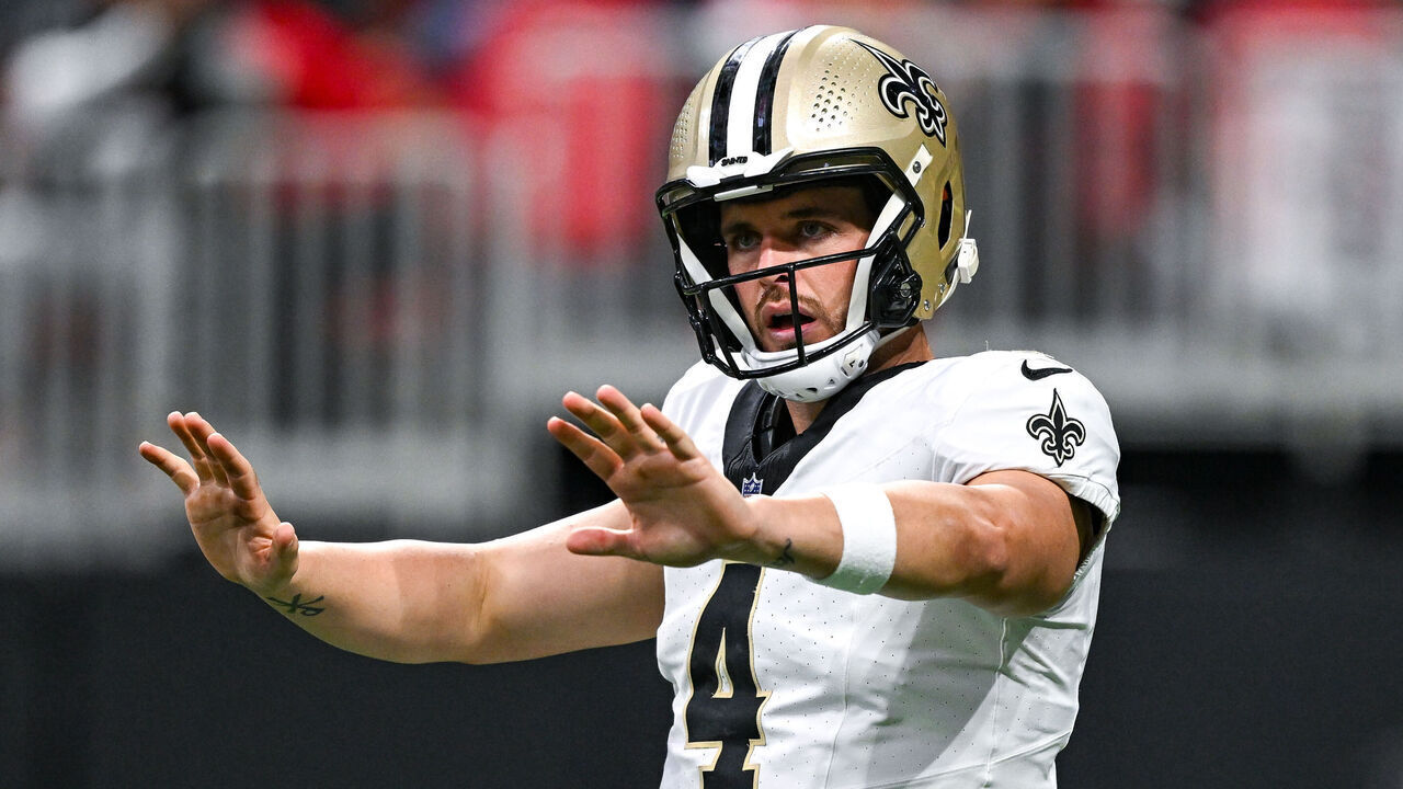 ATLANTA, GA SEPTEMBER 29: New Orleans quarterback Derek Carr (4) reacts during the NFL game between the New Orleans Saints and the Atlanta Falcons on September 29th, 2024 at Mercedes-Benz Stadium in Atlanta, GA.