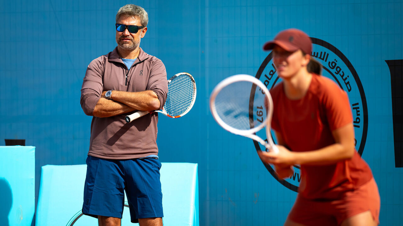 MADRID, SPAIN - APRIL 24: Coach Tomasz Wiktorowski watches Iga Swiatek of Poland during practice on Day Two of the Mutua Madrid Open at La Caja Magica on April 24, 2024 in Madrid, Spain