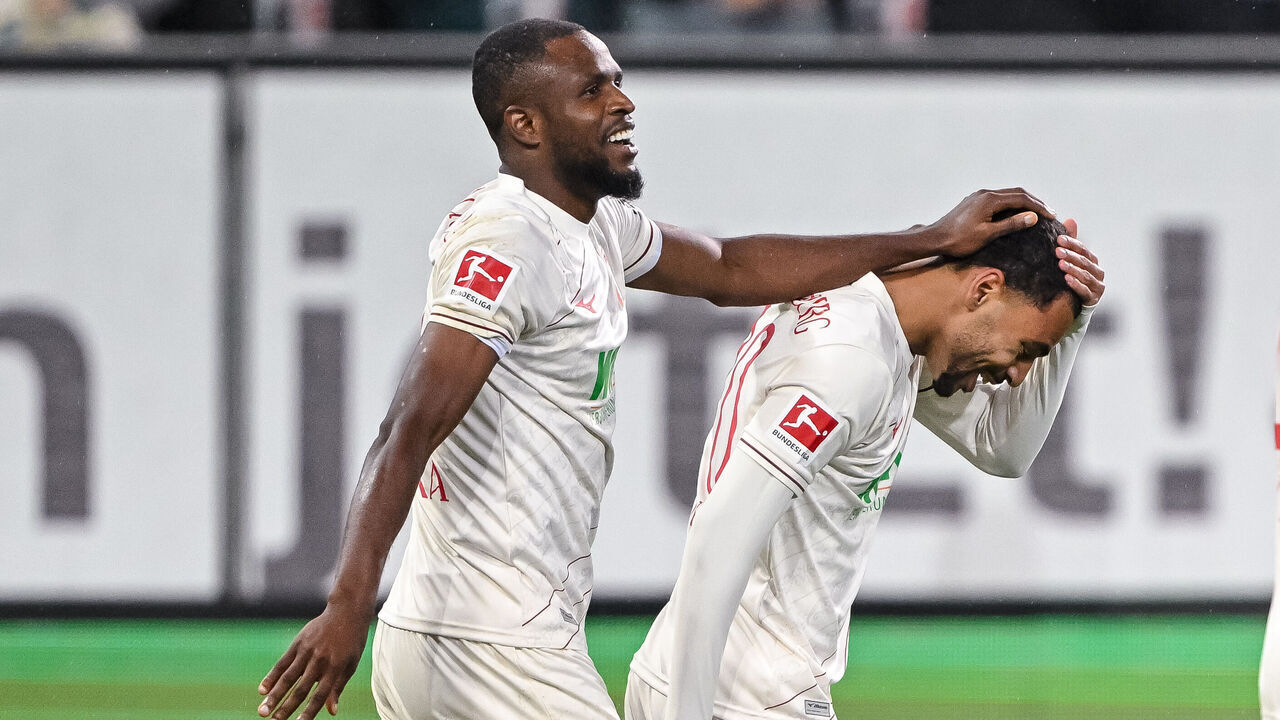 04 October 2024, Bavaria, Augsburg: Soccer: Bundesliga, FC Augsburg - Bor. Mönchengladbach, Matchday 6, WWK-Arena. Augsburg's Frank Onyeka (l) and Augsburg's Alexis Claude-Maurice celebrate after the 2:0. Photo: Harry Langer/dpa - IMPORTANT NOTE: In accordance with the regulations of the DFL German Football League and the DFB German Football Association, it is prohibited to utilize or have utilized photographs taken in the stadium and/or of the match in the form of sequential images and/or video-like photo series.