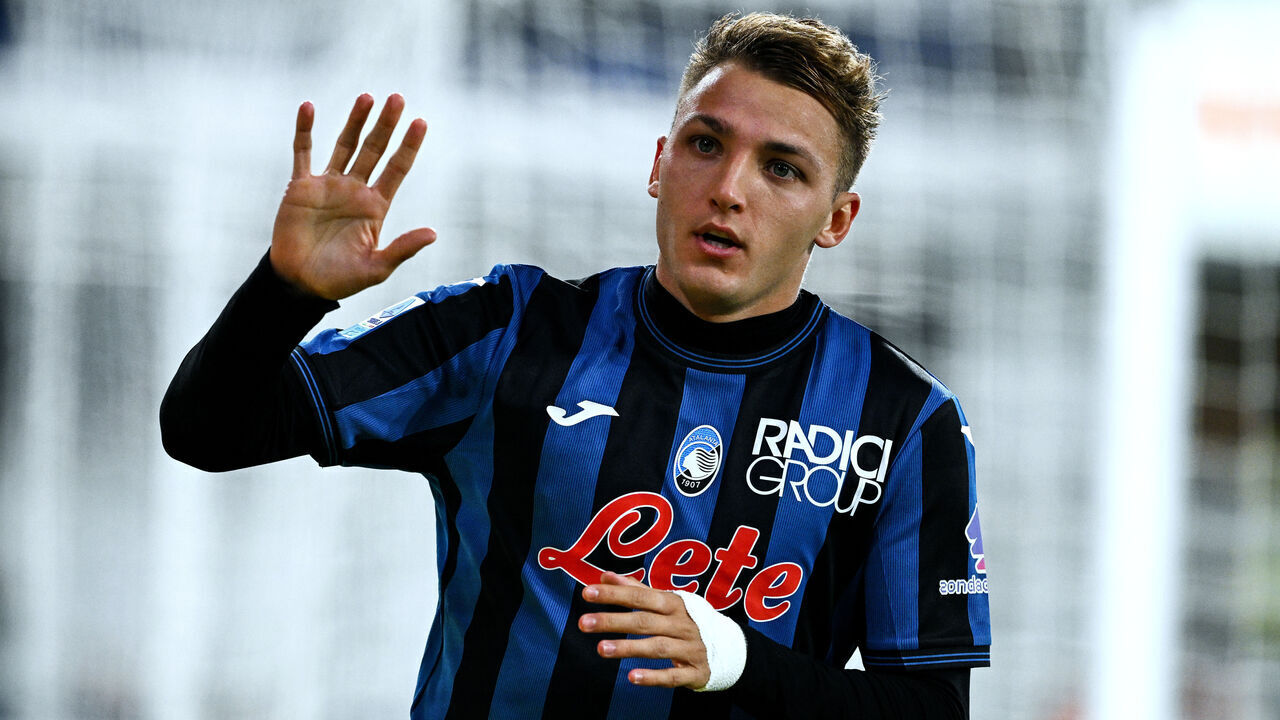 BERGAMO, ITALY - OCTOBER 05: Mateo Retegui of Atalanta celebrates his second goal during the Serie A match between Atalanta and Genoa CFC at Gewiss Stadium on October 05, 2024 in Bergamo, Italy.