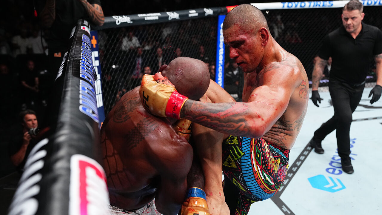 SALT LAKE CITY, UTAH - OCTOBER 05: (R-L) Alex Pereira of Brazil knees Khalil Rountree Jr. in the UFC light heavyweight championship fight during the UFC 307 event at Delta Center on October 05, 2024 in Salt Lake City, Utah.