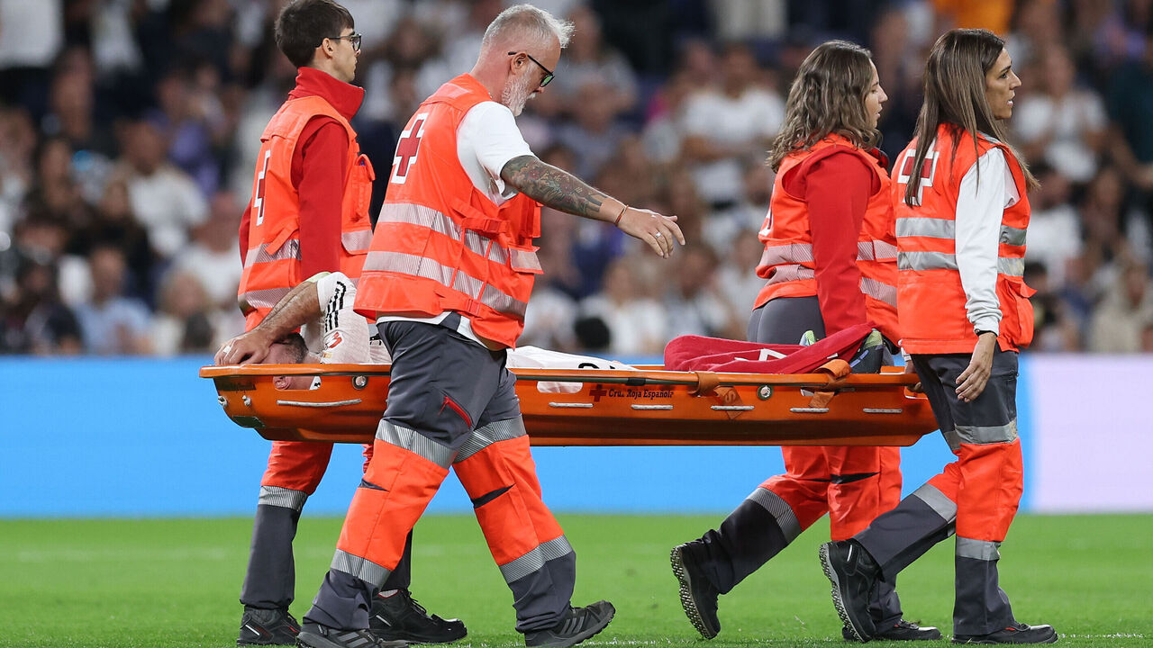 MADRID, SPAIN - OCTOBER 05: Daniel Carvajal of Real Madrid CF leaves the pitch on a bench grimacing in pain afetr been damaged on his knee during the LaLiga match between Real Madrid CF and Villarreal CF at Estadio Santiago Bernabeu on October 05, 2024 in Madrid, Spain.