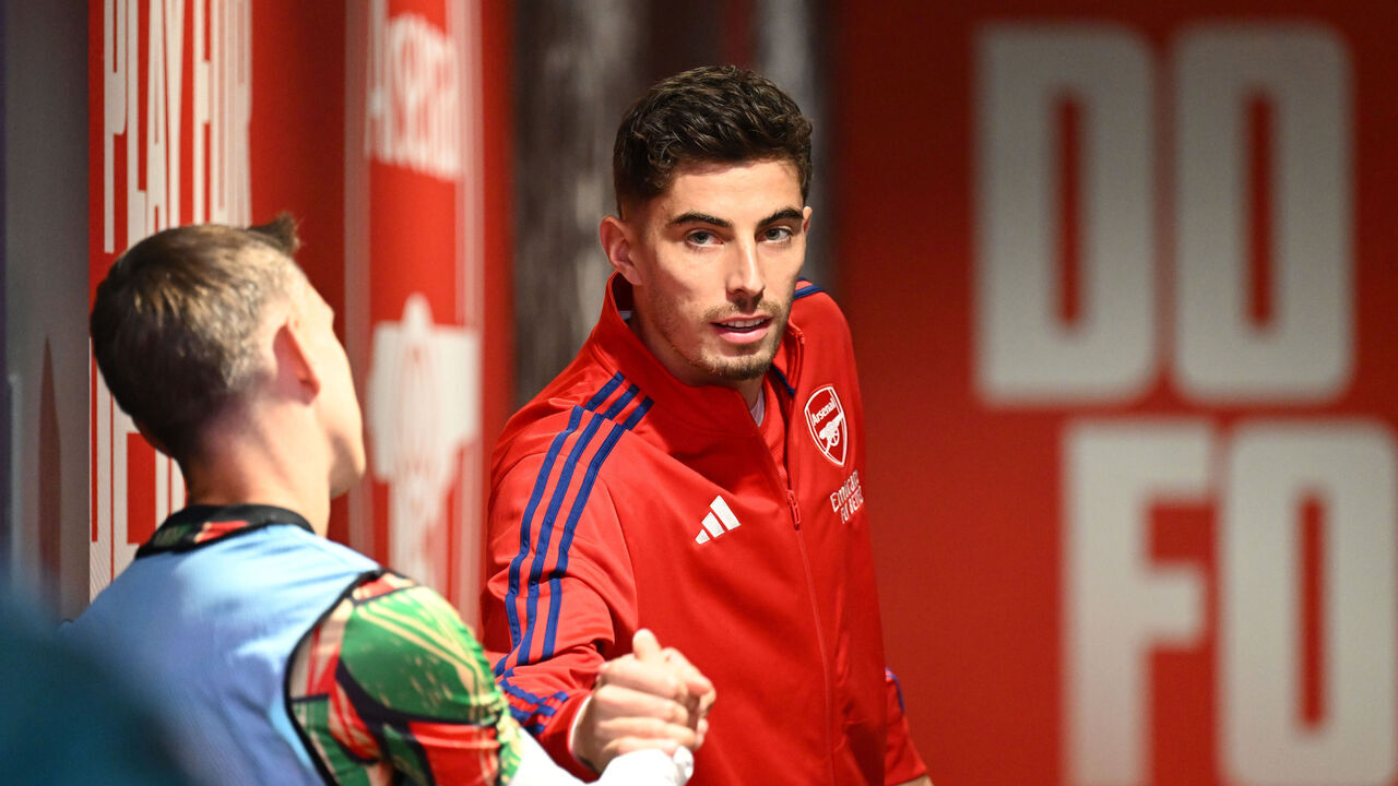 LONDON, ENGLAND - OCTOBER 05: Leandro Trossard and Kai Havertz of Arsenal before the Premier League match between Arsenal FC and Southampton FC at Emirates Stadium on October 05, 2024 in London, England.