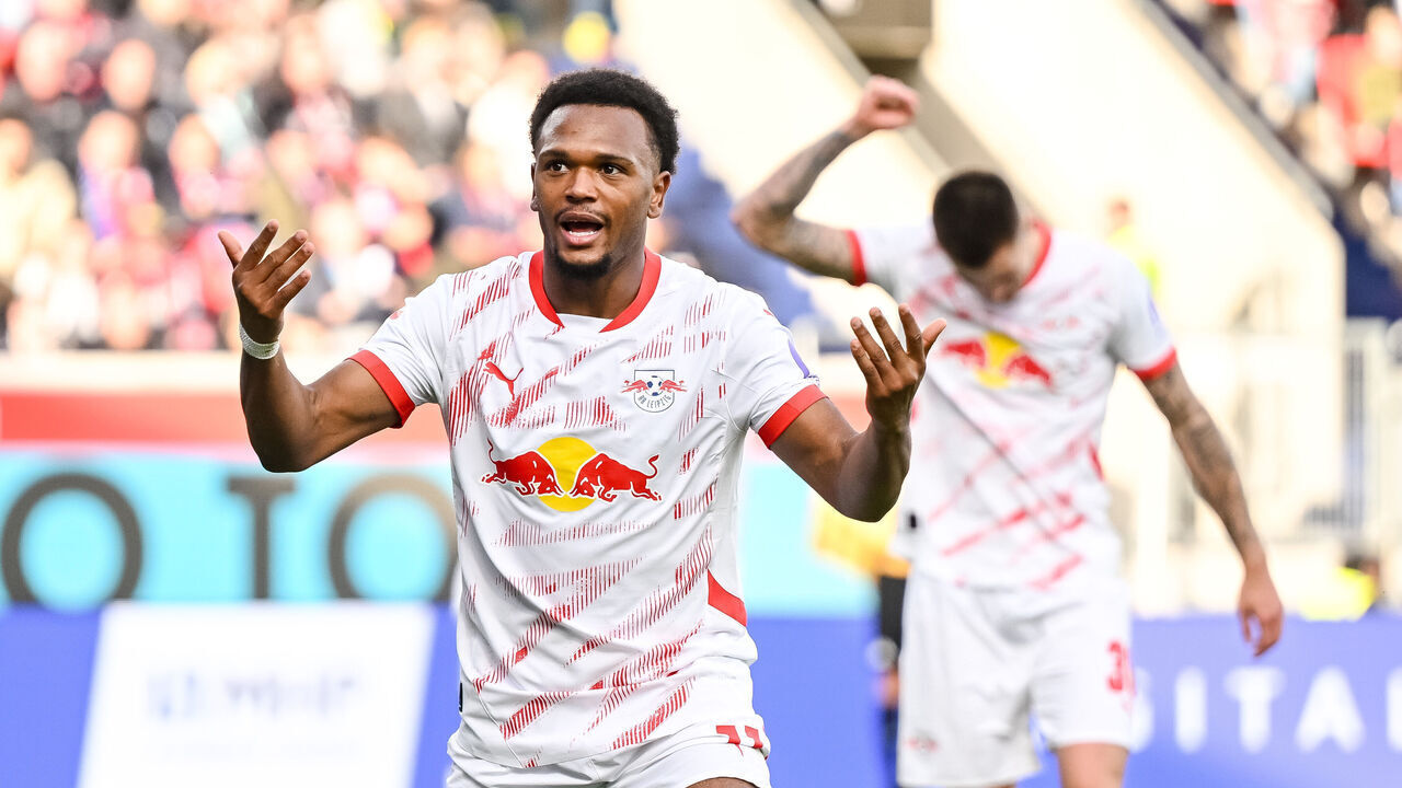06 October 2024, Baden-Württemberg, Heidenheim: Soccer: Bundesliga, 1. FC Heidenheim - RB Leipzig, Matchday 6, Voith-Arena. Leipzig's Lois Openda celebrates after his goal to make it 0:1. Photo: Harry Langer/dpa - IMPORTANT NOTE: In accordance with the regulations of the DFL German Football League and the DFB German Football Association, it is prohibited to utilize or have utilized photographs taken in the stadium and/or of the match in the form of sequential images and/or video-like photo series.