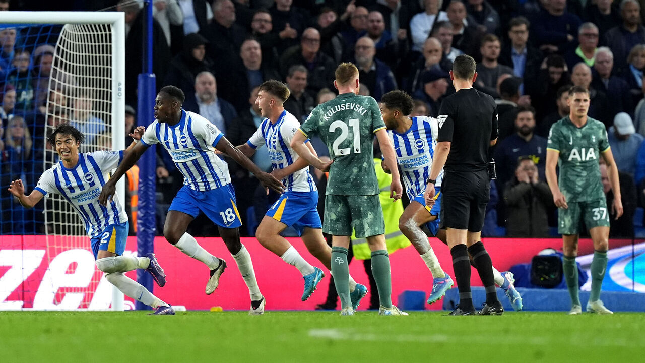 Brighton and Hove Albion's Danny Welbeck (second left) celebrates scoring their side's third goal of the game with team-mates during the Premier League match at the American Express Stadium, Brighton. Picture date: Sunday October 6, 2024.