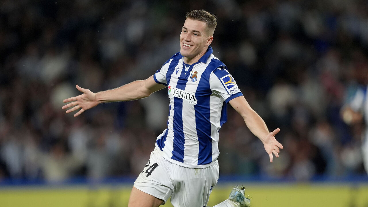 SAN SEBASTIAN, SPAIN - OCTOBER 06: Luka Sucic of Real Sociedad celebrates after scoring their first side goal during the LaLiga match between Real Sociedad and Atletico de Madrid at Reale Arena on October 06, 2024 in San Sebastian, Spain.