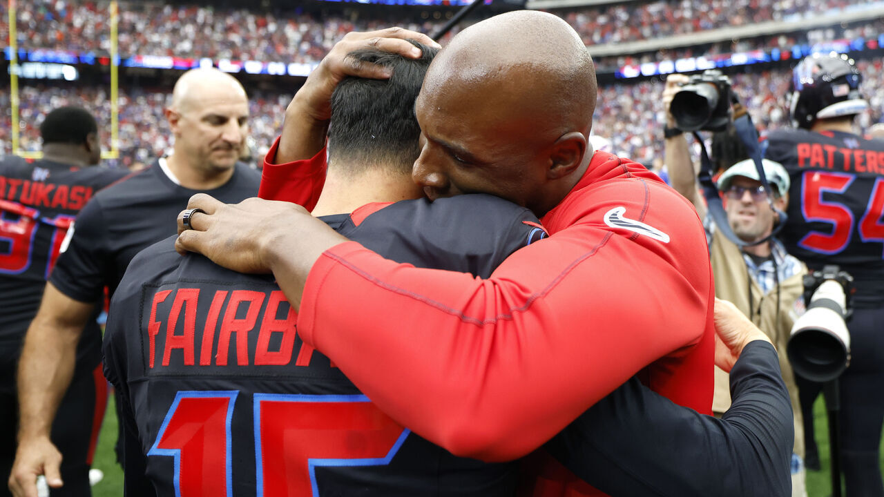 HOUSTON, TEXAS - OCTOBER 06: Head coach DeMeco Ryans congratulates Ka'imi Fairbairn #15 of the Houston Texans after Fairbairn kicked a 59-yard field goal to beat the Buffalo Bills 23-20 at NRG Stadium on October 06, 2024 in Houston, Texas.