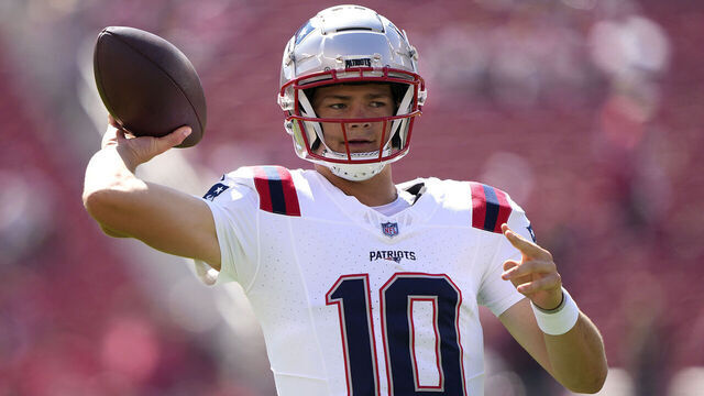 SANTA CLARA, CALIFORNIA - SEPTEMBER 29: Drake Maye #10 of the New England Patriots warms up before the game against the San Francisco 49ersat Levi's Stadium on September 29, 2024 in Santa Clara, California.