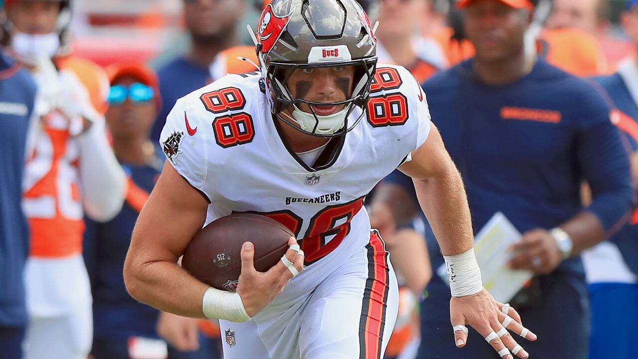 TAMPA, FL - SEPTEMBER 22: Tampa Bay Buccaneers Tight End Cade Otton (88) carries the ball during the game between the Denver Broncos and the Tampa Bay Buccaneers on September 22, 2024 at Raymond James Stadium in Tampa, Florida.