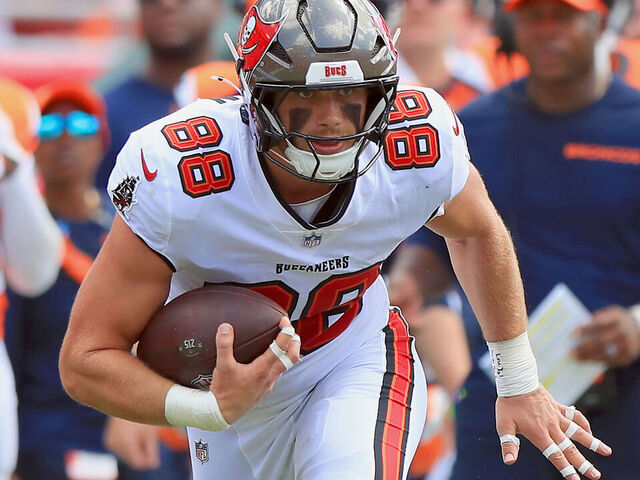 TAMPA, FL - SEPTEMBER 22: Tampa Bay Buccaneers Tight End Cade Otton (88) carries the ball during the game between the Denver Broncos and the Tampa Bay Buccaneers on September 22, 2024 at Raymond James Stadium in Tampa, Florida.