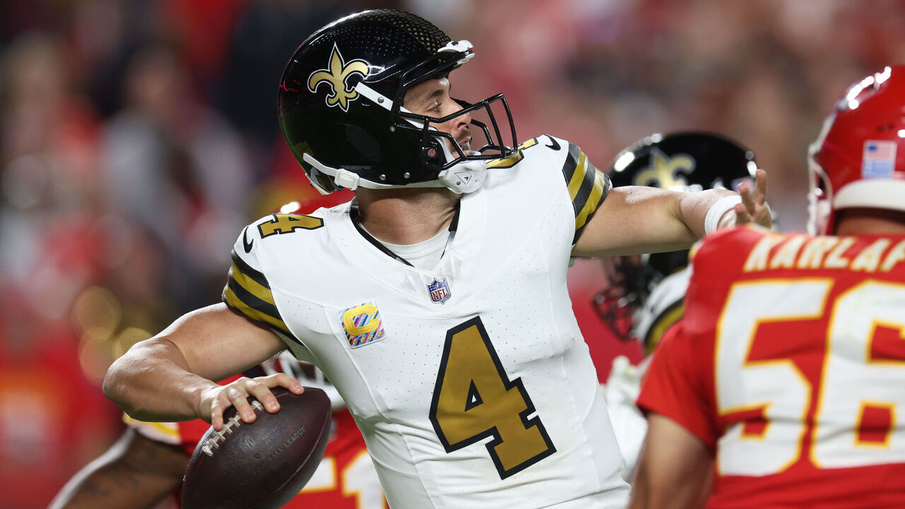 KANSAS CITY, MISSOURI - OCTOBER 07: Derek Carr #4 of the New Orleans Saints looks to pass during the first quarter against the Kansas City Chiefs at GEHA Field at Arrowhead Stadium on October 07, 2024 in Kansas City, Missouri.