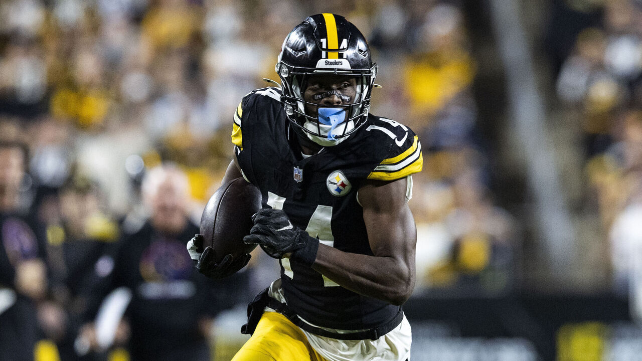 PITTSBURGH, PENNSYLVANIA - OCTOBER 7: George Pickens #14 of the Pittsburgh Steelers runs the ball during the fourth quarter against the Dallas Cowboys at Acrisure Stadium on October 7, 2024 in Pittsburgh, Pennsylvania. The Cowboys beat the Steelers 20-17.