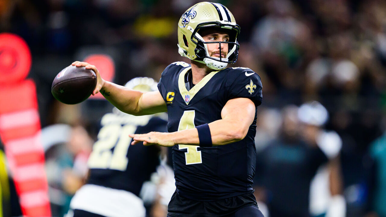 NEW ORLEANS, LOUISIANA - SEPTEMBER 22: Derek Carr #4 of the New Orleans Saints in action against the Philadelphia Eagles at Caesars Superdome on September 22, 2024 in New Orleans, Louisiana.