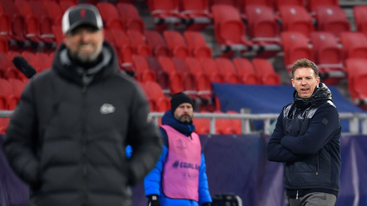16 February 2021, Hungary, Budapest: Football: Champions League, knockout round, round of 16, first leg, RB Leipzig - FC Liverpool at Puskas Arena. Coach Julian Nagelsmann (r) of Leipzig stands on the sidelines next to coach Jürgen Klopp (l) of Liverpool. Photo: Marton Monus/dpa