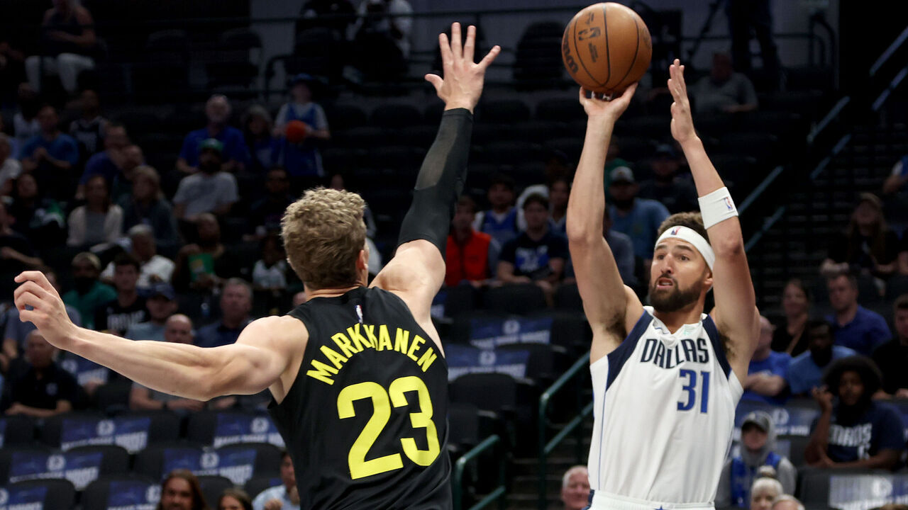 DALLAS, TEXAS - OCTOBER 10: Klay Thompson #31 of the Dallas Mavericks shoots the ball against Lauri Markkanen #23 of the Utah Jazz in the first half at American Airlines Center on October 10, 2024 in Dallas, Texas. Mandatory Copyright Notice: Copyright 2024 NBAE