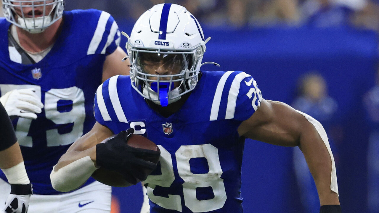 INDIANAPOLIS, INDIANA - SEPTEMBER 22: Jonathan Taylor #28 of the Indianapolis Colts runs the ball for a touchdown against the Chicago Bears at Lucas Oil Stadium on September 22, 2024 in Indianapolis, Indiana.