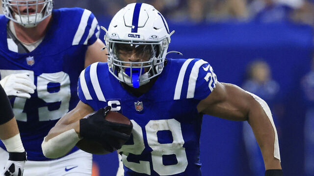 INDIANAPOLIS, INDIANA - SEPTEMBER 22: Jonathan Taylor #28 of the Indianapolis Colts runs the ball for a touchdown against the Chicago Bears at Lucas Oil Stadium on September 22, 2024 in Indianapolis, Indiana.