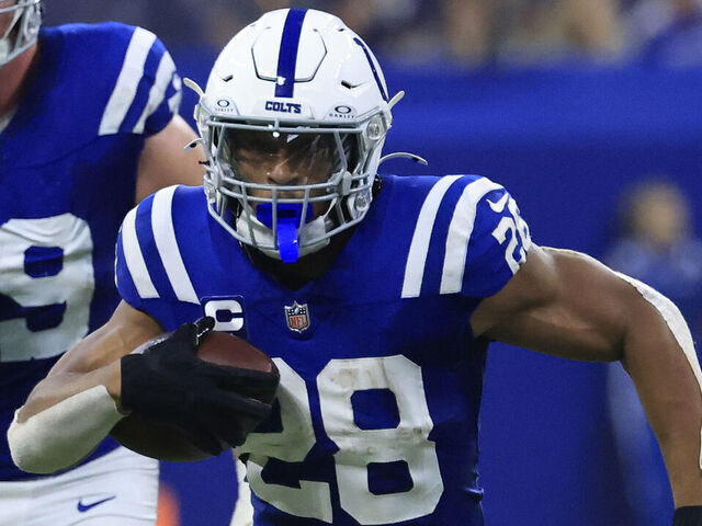 INDIANAPOLIS, INDIANA - SEPTEMBER 22: Jonathan Taylor #28 of the Indianapolis Colts runs the ball for a touchdown against the Chicago Bears at Lucas Oil Stadium on September 22, 2024 in Indianapolis, Indiana.