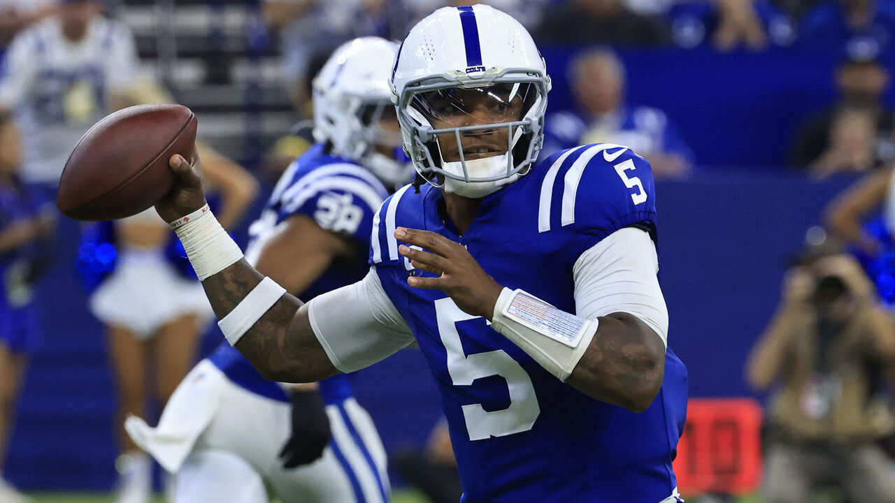 INDIANAPOLIS, INDIANA - SEPTEMBER 22: Anthony Richardson #5 of the Indianapolis Colts throws a pass against the Chicago Bears at Lucas Oil Stadium on September 22, 2024 in Indianapolis, Indiana.