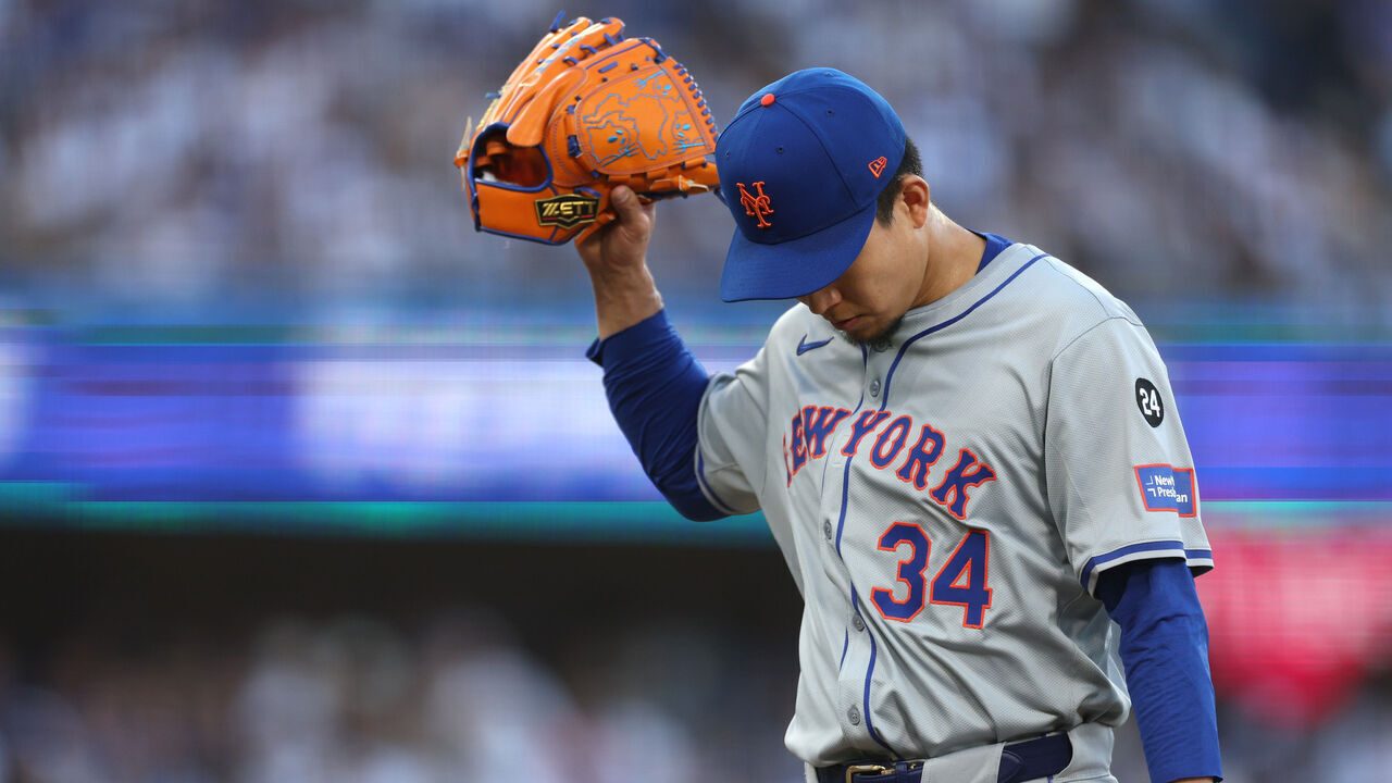 LOS ANGELES, CALIFORNIA - OCTOBER 13: Kodai Senga #34 of the New York Mets reacts after the first inning against the Los Angeles Dodgers during Game One of the Championship Series at Dodger Stadium on October 13, 2024 in Los Angeles, California.