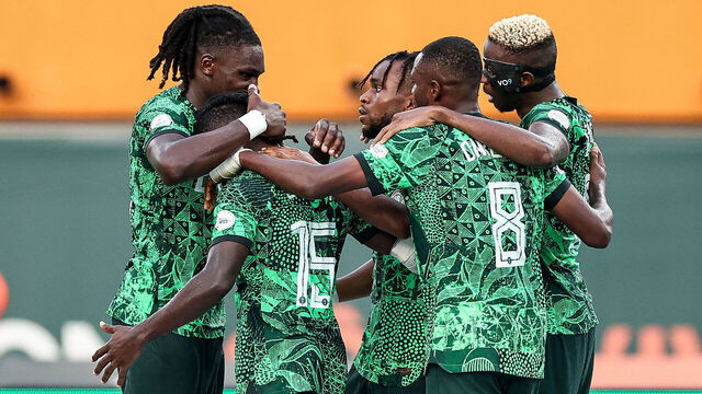 TOPSHOT - Nigeria's forward #18 Ademola Lookman (C) celebrates scoring his team's first goal with teammates during the Africa Cup of Nations (CAN) 2024 quarter-final football match between Nigeria and Angola at the Felix Houphouet-Boigny Stadium in Abidjan on February 2, 2024.