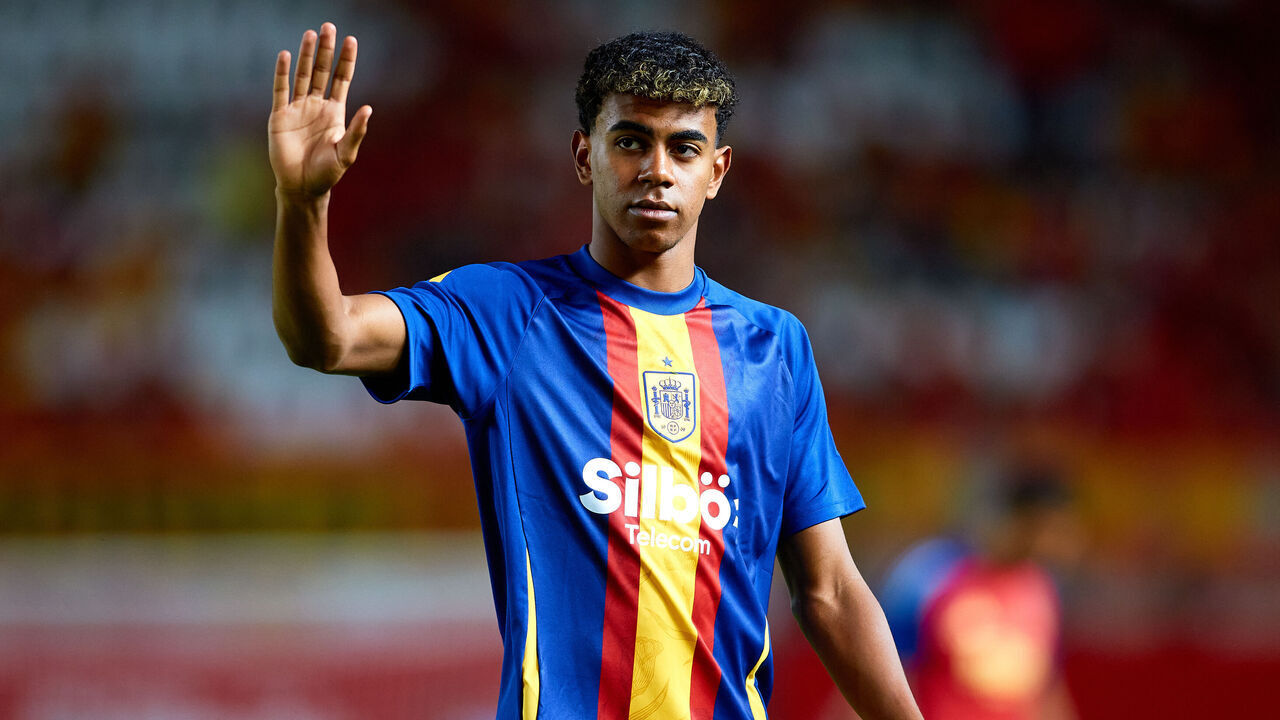 MURCIA, SPAIN - OCTOBER 12: Lamine Yamal of Spain acknowledges the fans prior to the UEFA Nations League 2024/25 League A Group A4 match between Spain and Denmark at Estadio Enrique Roca on October 12, 2024 in Murcia, Spain.