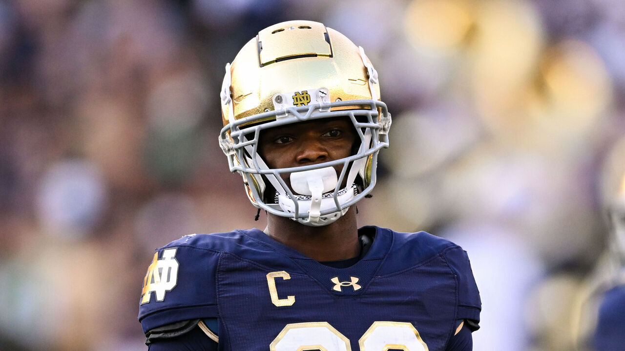 SOUTH BEND, IN - OCTOBER 12: Notre Dame Fighting Irish CB Benjamin Morrison (20) during a college football game between the Stanford Cardinal and Notre Dame Fighting Irish on October 12, 2024 at Notre Dame Stadium in South Bend, IN