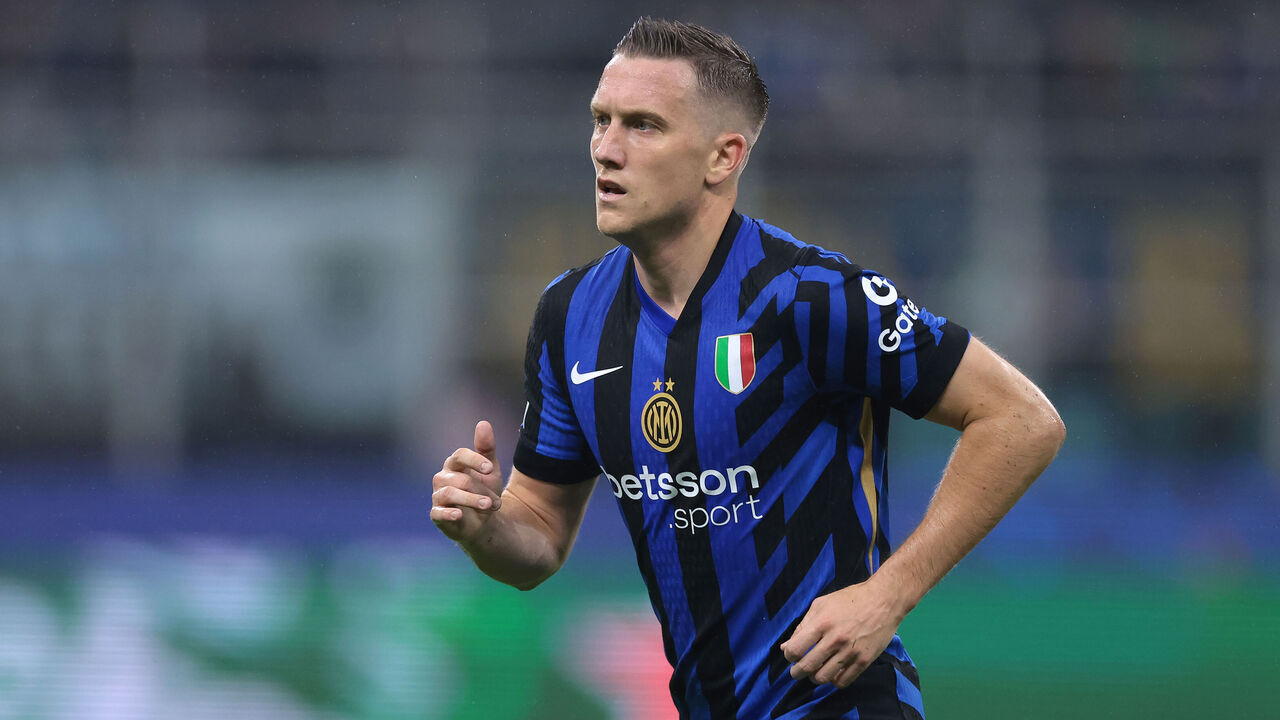 MILAN, ITALY - OCTOBER 01: Piotr Zielinski of FC Internazionale during the UEFA Champions League 2024/25 League Phase MD2 match between FC Internazionale Milano and FK Crvena Zvezda at Stadio San Siro on October 01, 2024 in Milan, Italy.