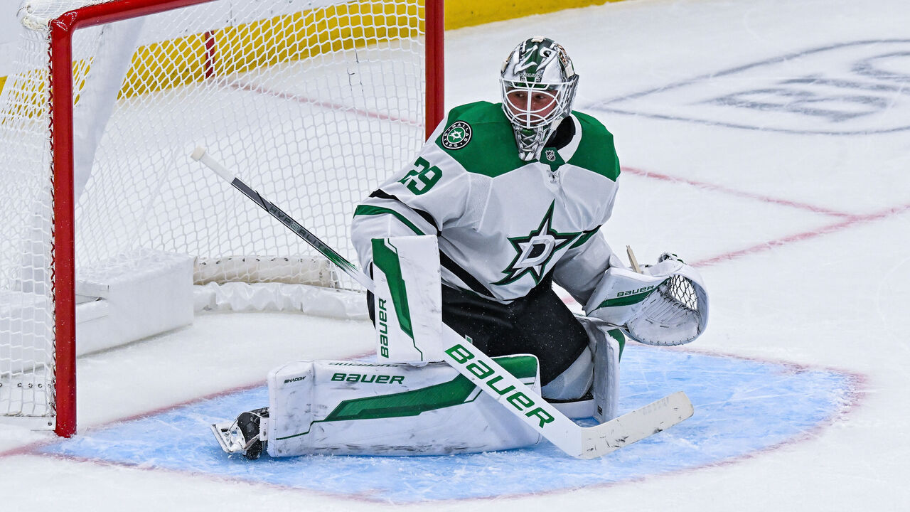 ST. LOUIS, MO - OCTOBER 03: Dallas Stars goalie Jake Oettinger (29) slides across the goal crease during a preseason game between the Dallas Stars and the St. Louis Blues on October 3, 2024, at the Enterprise Center in St. Louis MO