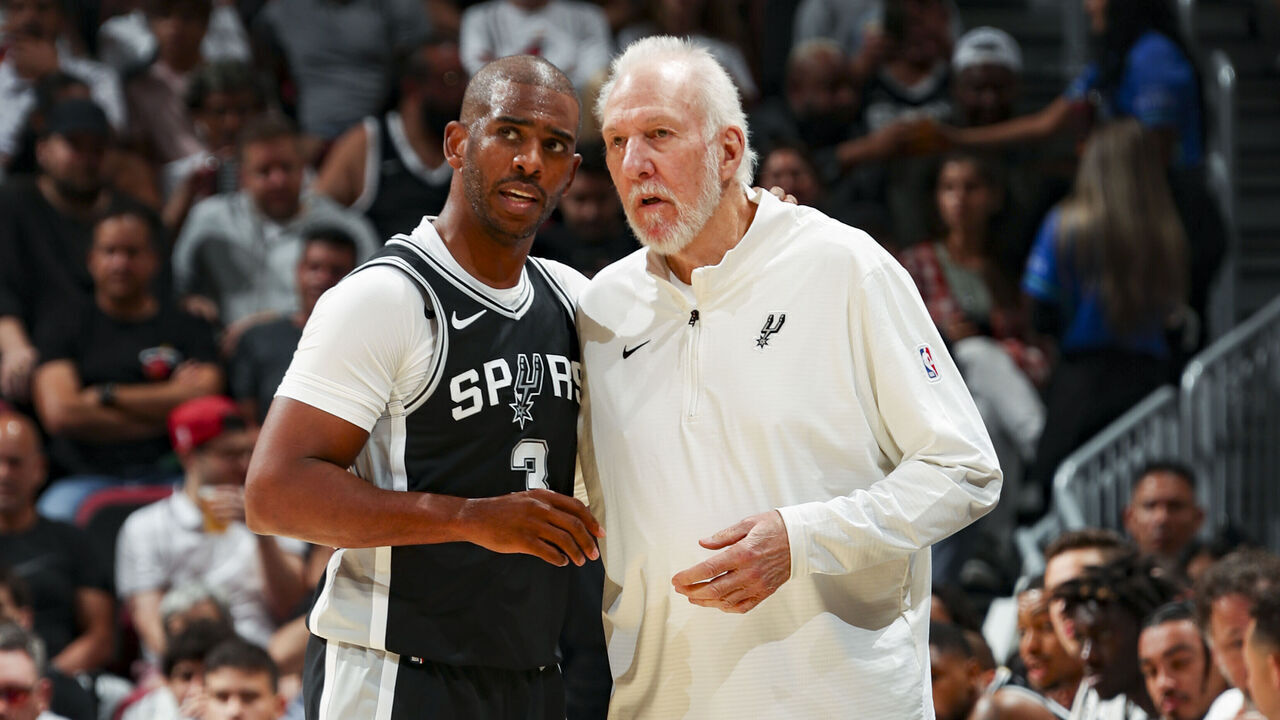 MIAMI, FL - OCTOBER 15: Head Coach Gregg Popovich of the San Antonio Spurs speaks with Chris Paul #3 during the game on October 15, 2024 at Kaseya Center in Miami, Florida. Mandatory Copyright Notice: Copyright 2024 NBAE