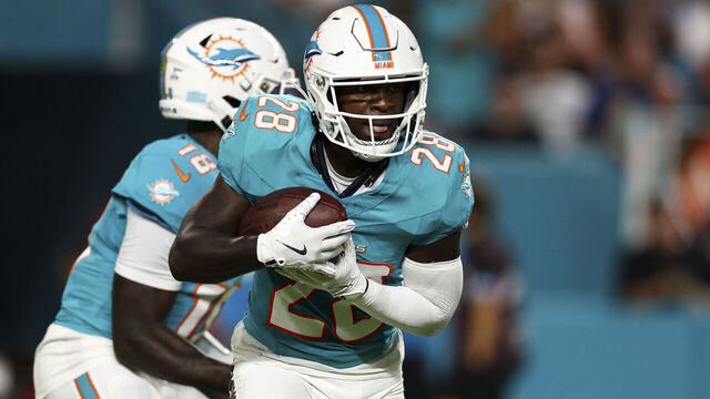 MIAMI GARDENS, FLORIDA - SEPTEMBER 30: De'Von Achane #28 of the Miami Dolphins carries the ball during an NFL football game against the Tennessee Titans at Hard Rock Stadium on September 30, 2024 in Miami Gardens, Florida.