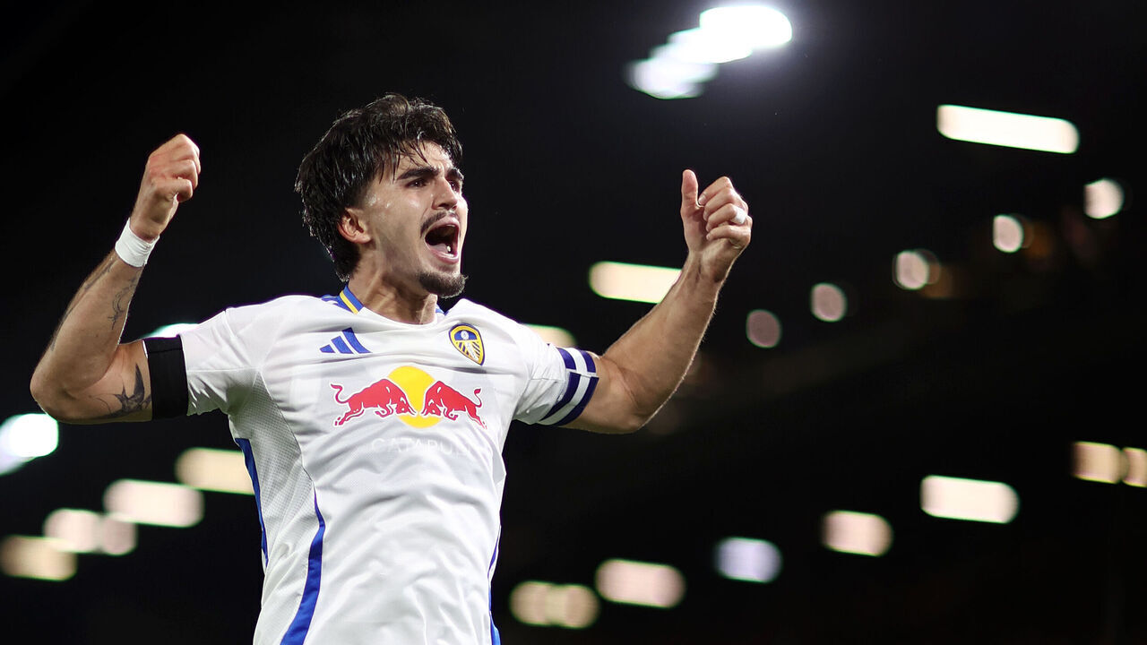 LEEDS, ENGLAND - OCTOBER 18: Pascal Struijk of Leeds United celebrates scoring his team's first goal with teammates during the Sky Bet Championship match between Leeds United FC and Sheffield United FC at Elland Road on October 18, 2024 in Leeds, England.