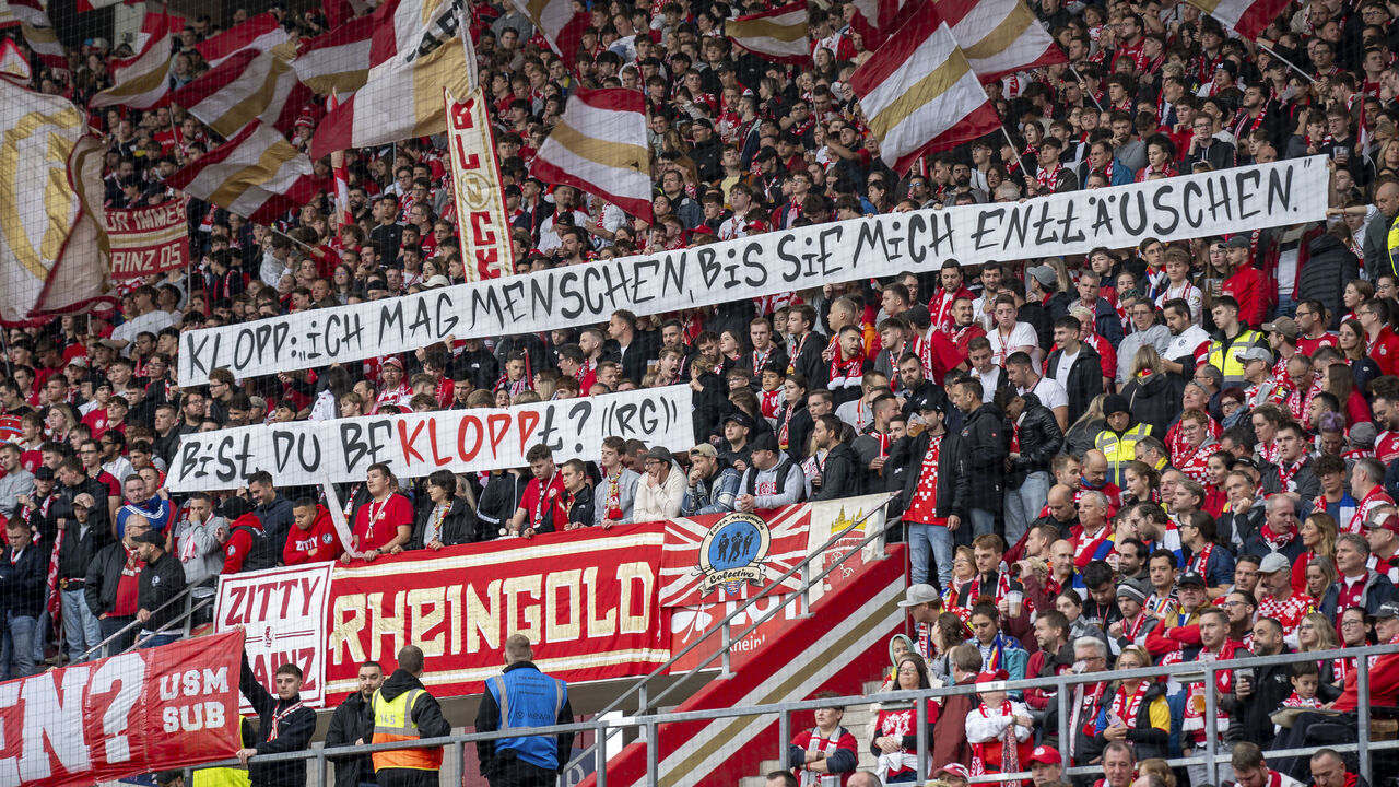 19 October 2024, Rhineland-Palatinate, Mainz: Soccer: Bundesliga, FSV Mainz 05 - RB Leipzig, Matchday 7, Mewa Arena. Mainz fans with banners against former coach Klopp. Photo: Torsten Silz/dpa - IMPORTANT NOTE: In accordance with the regulations of the DFL German Football League and the DFB German Football Association, it is prohibited to utilize or have utilized photographs taken in the stadium and/or of the match in the form of sequential images and/or video-like photo series.