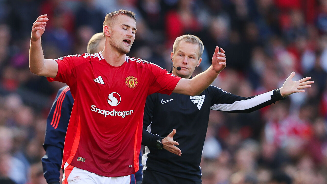 MANCHESTER, ENGLAND - OCTOBER 19: Matthijs de Ligt of Manchester United argues with the fourth official after Ethan Pinnock of Brentford scores his side's first goal during the Premier League match between Manchester United FC and Brentford FC at Old Trafford on October 19, 2024 in Manchester, England.