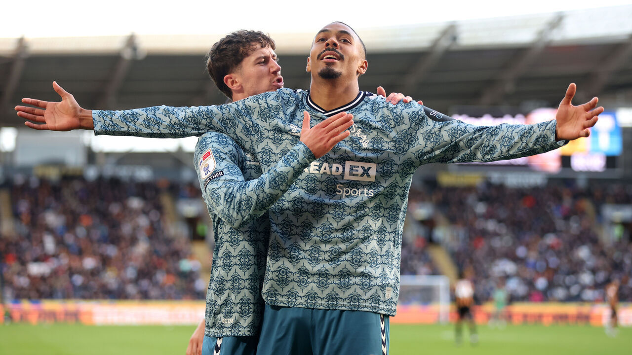 HULL, ENGLAND - OCTOBER 20: Wilson Isidor of Sunderland celebrates scoring his team's first goal with teammate Trai Hume during the Sky Bet Championship match between Hull City AFC and Sunderland AFC at MKM Stadium on October 20, 2024 in Hull, England.