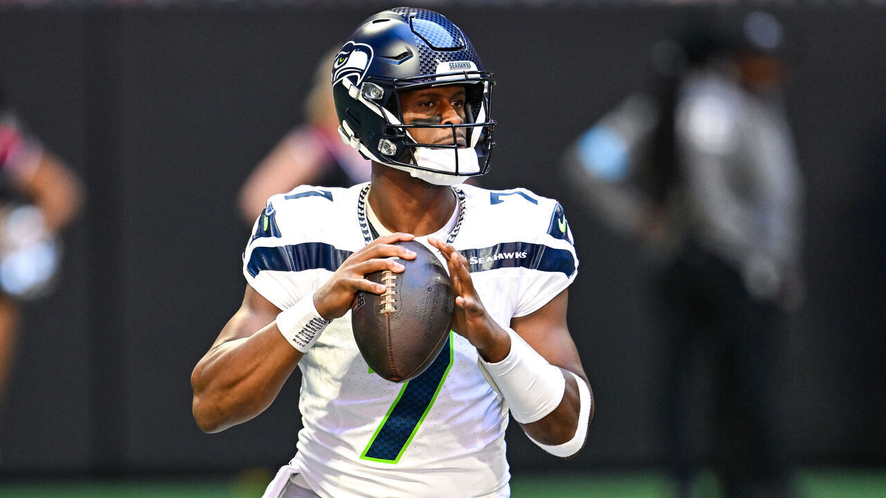 ATLANTA, GA OCTOBER 20: Seattle quarterback Geno Smith (7) drops back to pass during the NFL game between the Seattle Seahawks and the Atlanta Falcons on October 20th, 2024 at Mercedes-Benz Stadium in Atlanta, GA.