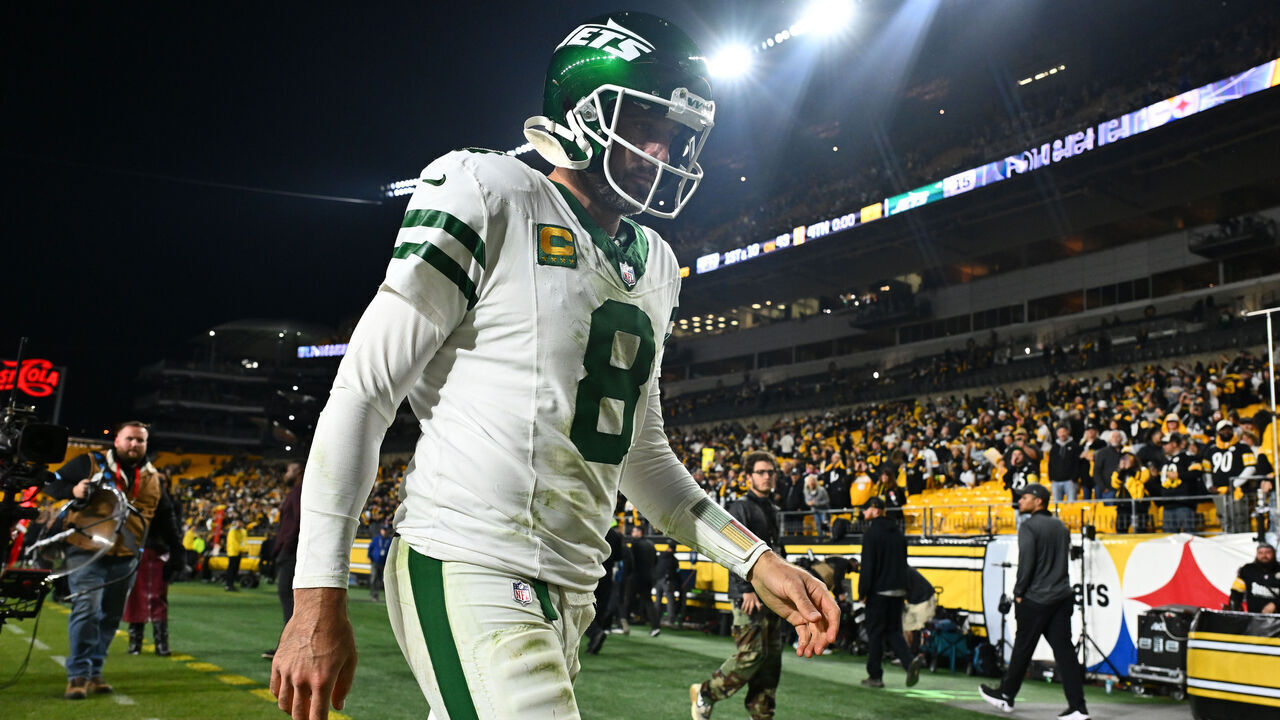 PITTSBURGH, PENNSYLVANIA - OCTOBER 20: Aaron Rodgers #8 of the New York Jets walks off the field after a loss to the Pittsburgh Steelers at Acrisure Stadium on October 20, 2024 in Pittsburgh, Pennsylvania.
