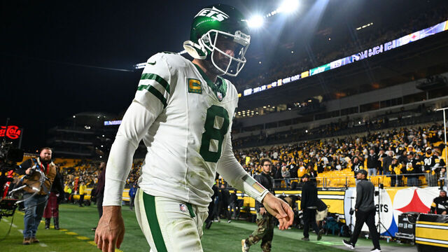 PITTSBURGH, PENNSYLVANIA - OCTOBER 20: Aaron Rodgers #8 of the New York Jets walks off the field after a loss to the Pittsburgh Steelers at Acrisure Stadium on October 20, 2024 in Pittsburgh, Pennsylvania.
