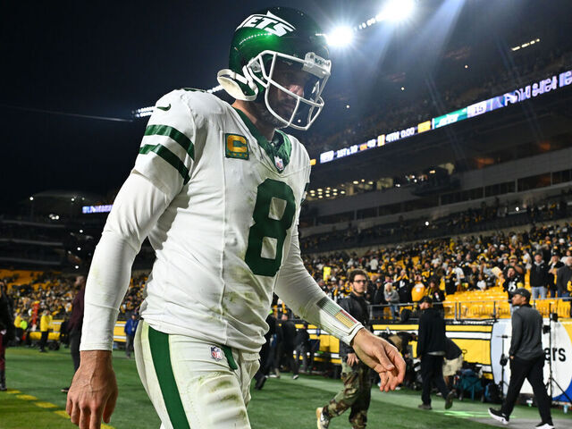 PITTSBURGH, PENNSYLVANIA - OCTOBER 20: Aaron Rodgers #8 of the New York Jets walks off the field after a loss to the Pittsburgh Steelers at Acrisure Stadium on October 20, 2024 in Pittsburgh, Pennsylvania.