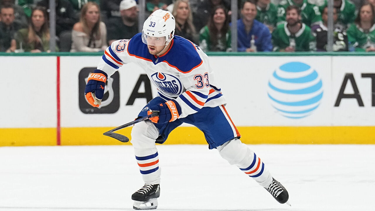 DALLAS, TX - OCTOBER 19: Viktor Arvidsson #33 of the Edmonton Oilers skates against the Dallas Stars at the American Airlines Center on October 19, 2024 in Dallas, Texas.
