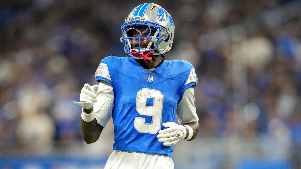DETROIT, MICHIGAN - SEPTEMBER 15: Jameson Williams #9 of the Detroit Lions gestures against the Tampa Bay Buccaneers at Ford Field on September 15, 2024 in Detroit, Michigan.